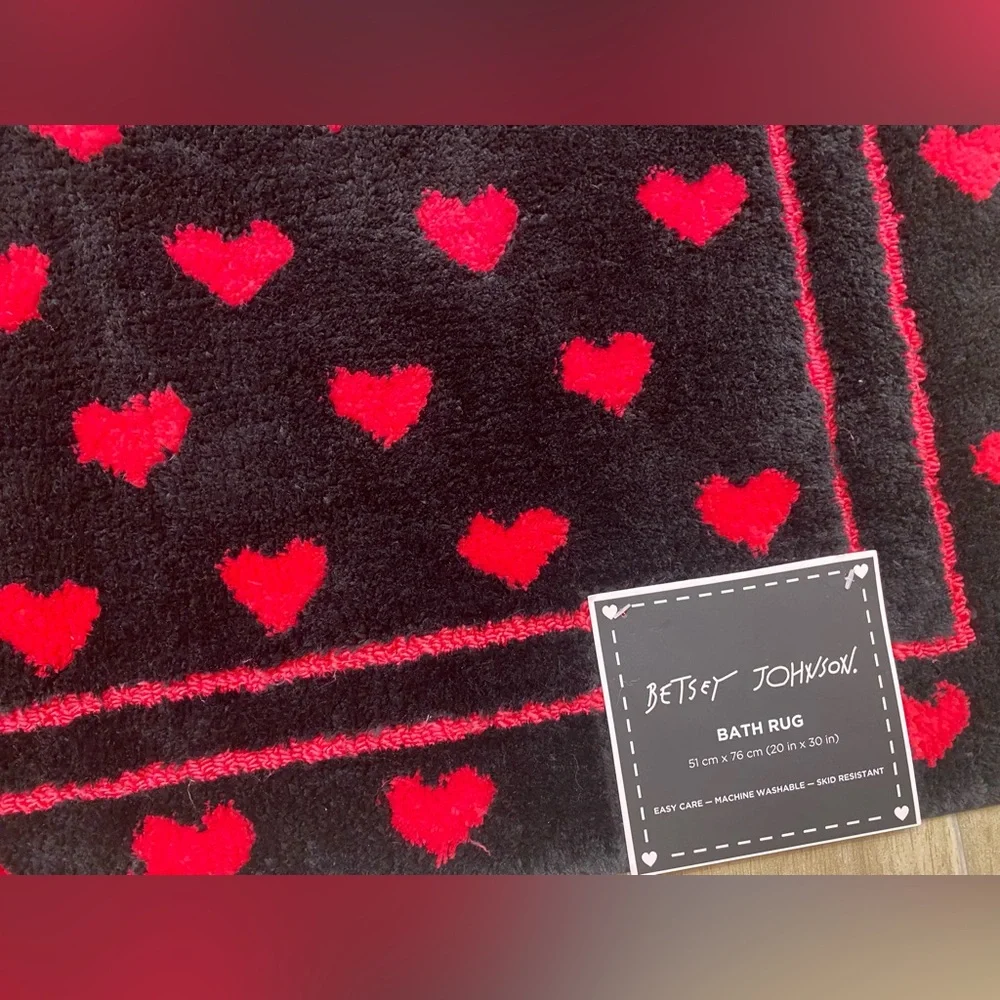 Betsey Johnson ❤️So soft Heart pattern Bath Rug Black/ Pink 20x30”New